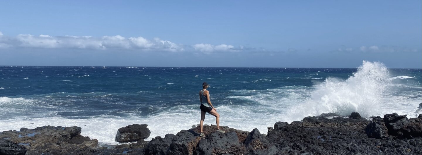 Szlak na Teneryfie przy oceanie, mijający domy Guanchów, rdzennych mieszkańców wyspy, w malowniczym krajobrazie.