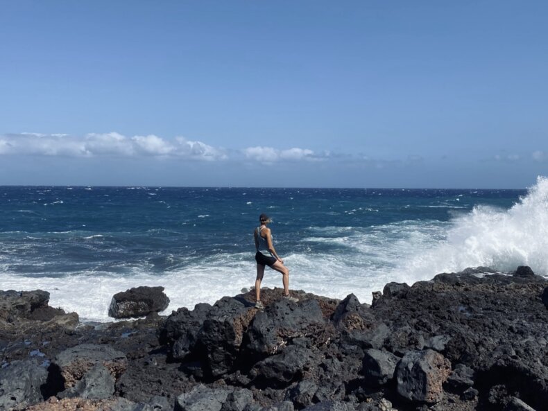 Szlak na Teneryfie przy oceanie, mijający domy Guanchów, rdzennych mieszkańców wyspy, w malowniczym krajobrazie.