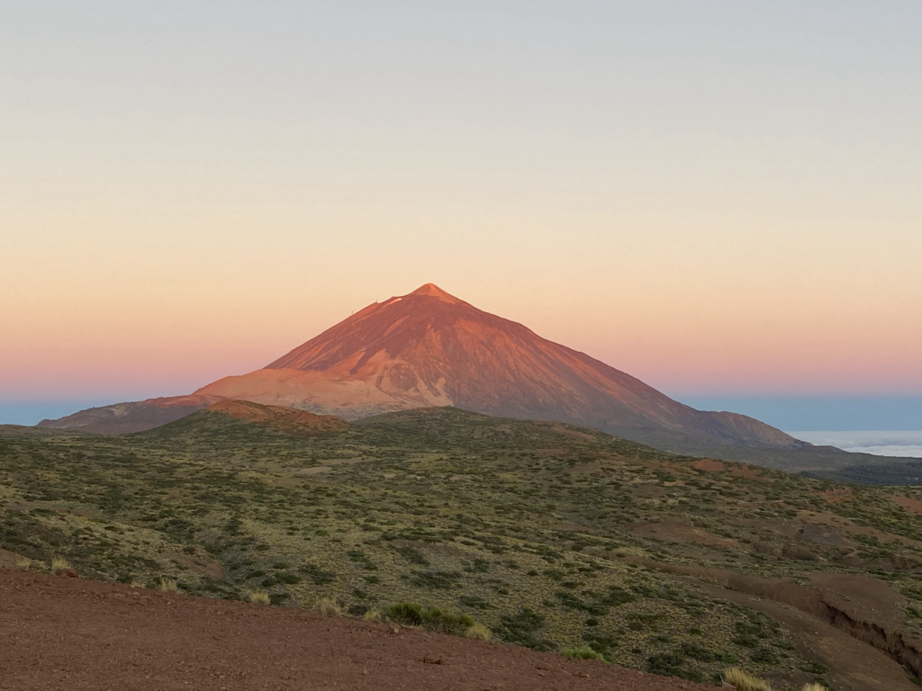 Widok na wulkan Teide, najwyższy szczyt Hiszpanii, atrakcja Teneryfy, idealna do trekkingu i zwiedzania, polecana w przewodniku.