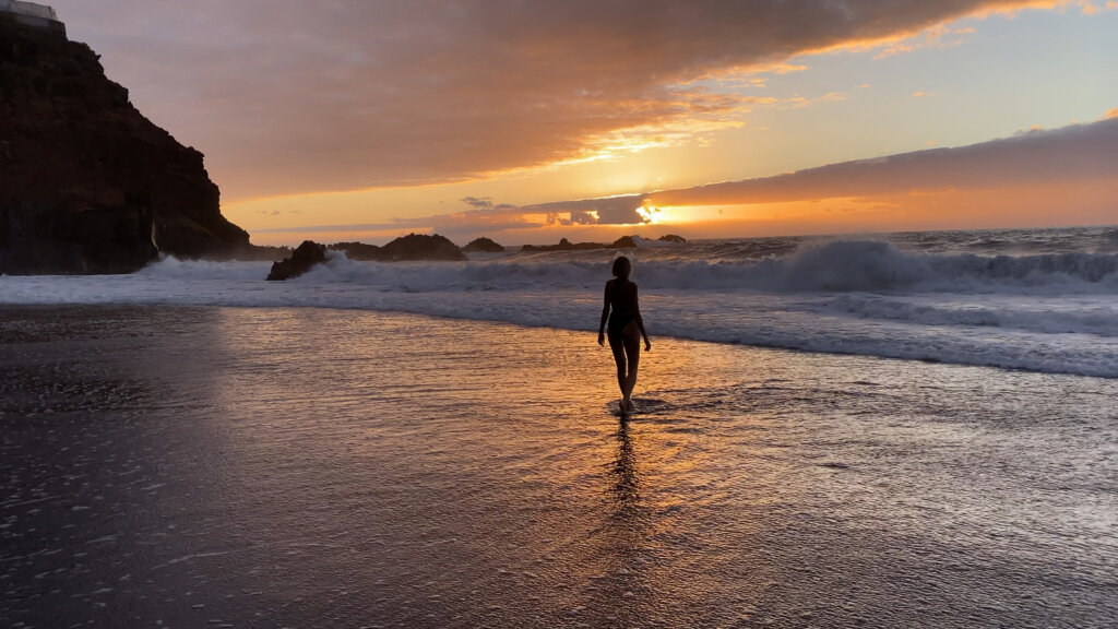 Magnetyzujący zachód słońca nad oceanem wśród klifów na Teneryfie, jedno z miejsc opisanych w przewodniku.