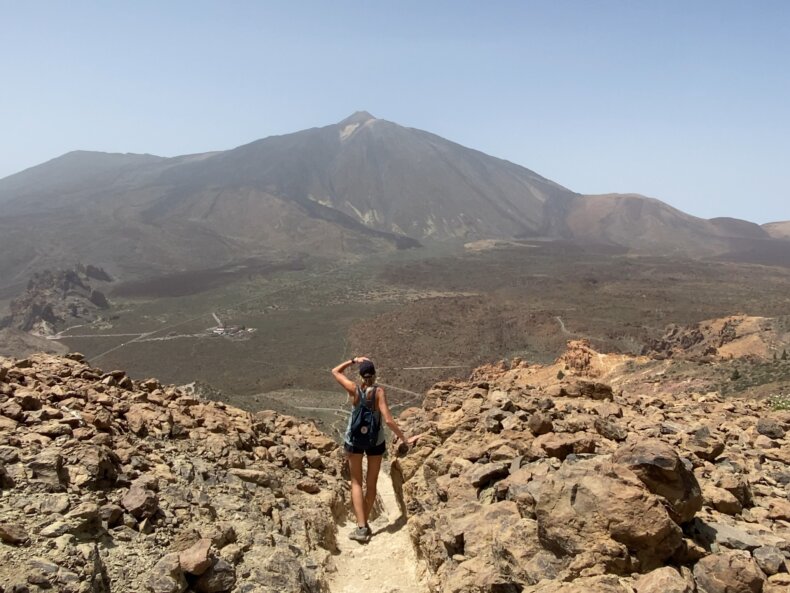 Osoba stojąca na punkcie widokowym w Parku Narodowym Teide z panoramą wulkanu Teide w tle – trudny szlak trekkingowy na Teneryfie.