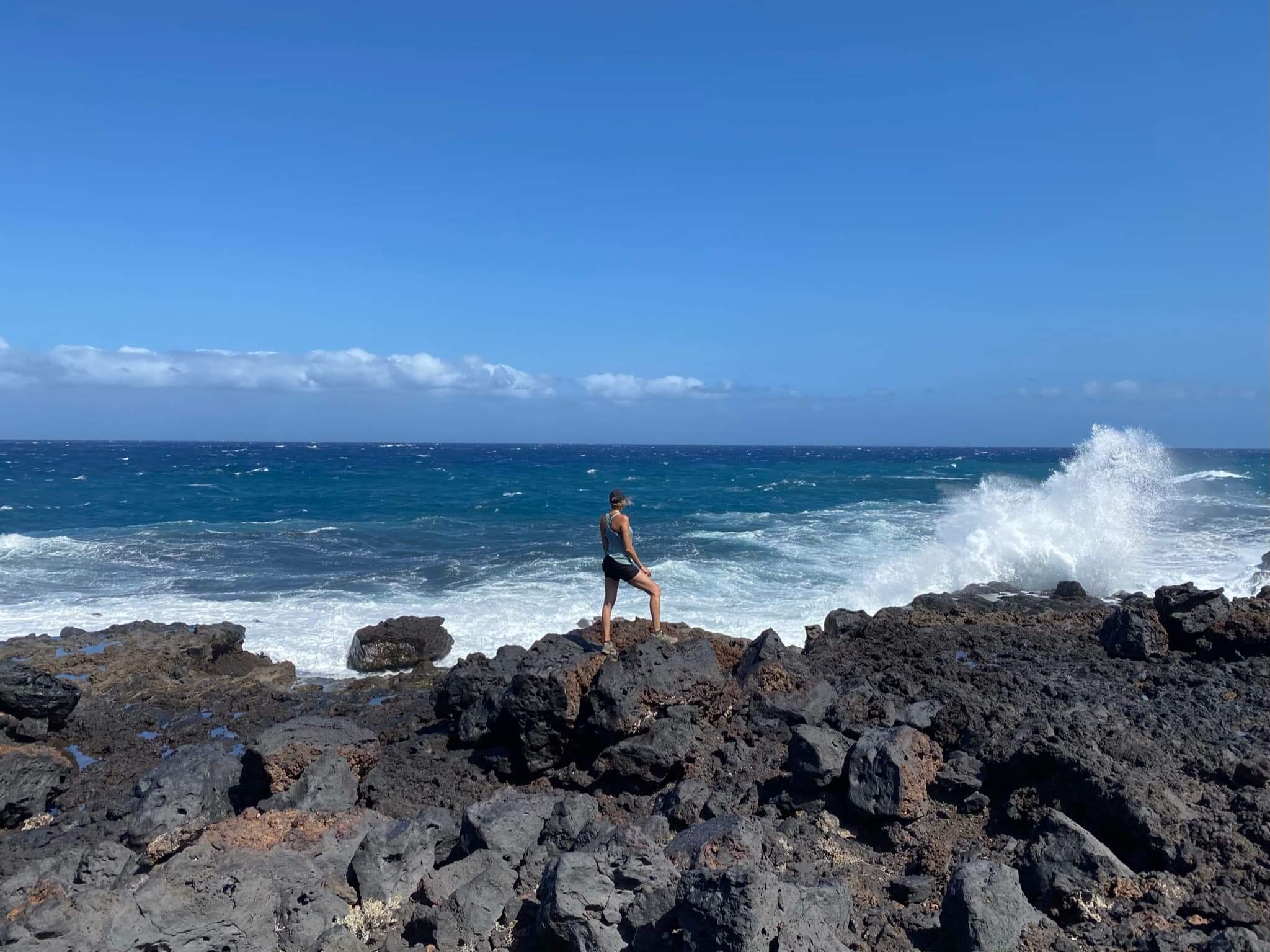 Łatwy szlak Malpaís de Güímar na Teneryfie wzdłuż oceanu, między polami zastygłej lawy
