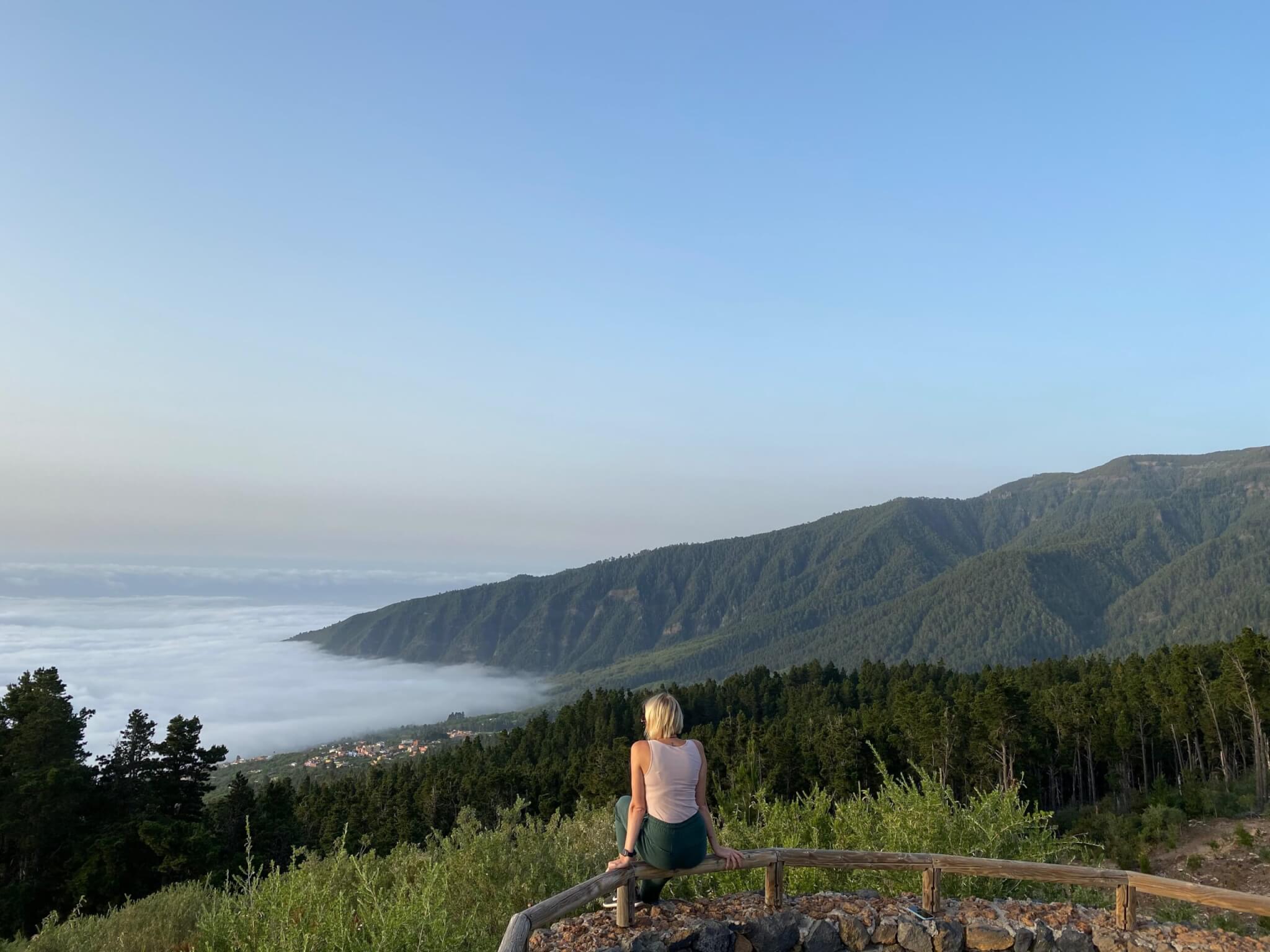 Widok na ocean i morze chmur z łatwego szlaku trekkingowego na Teneryfie