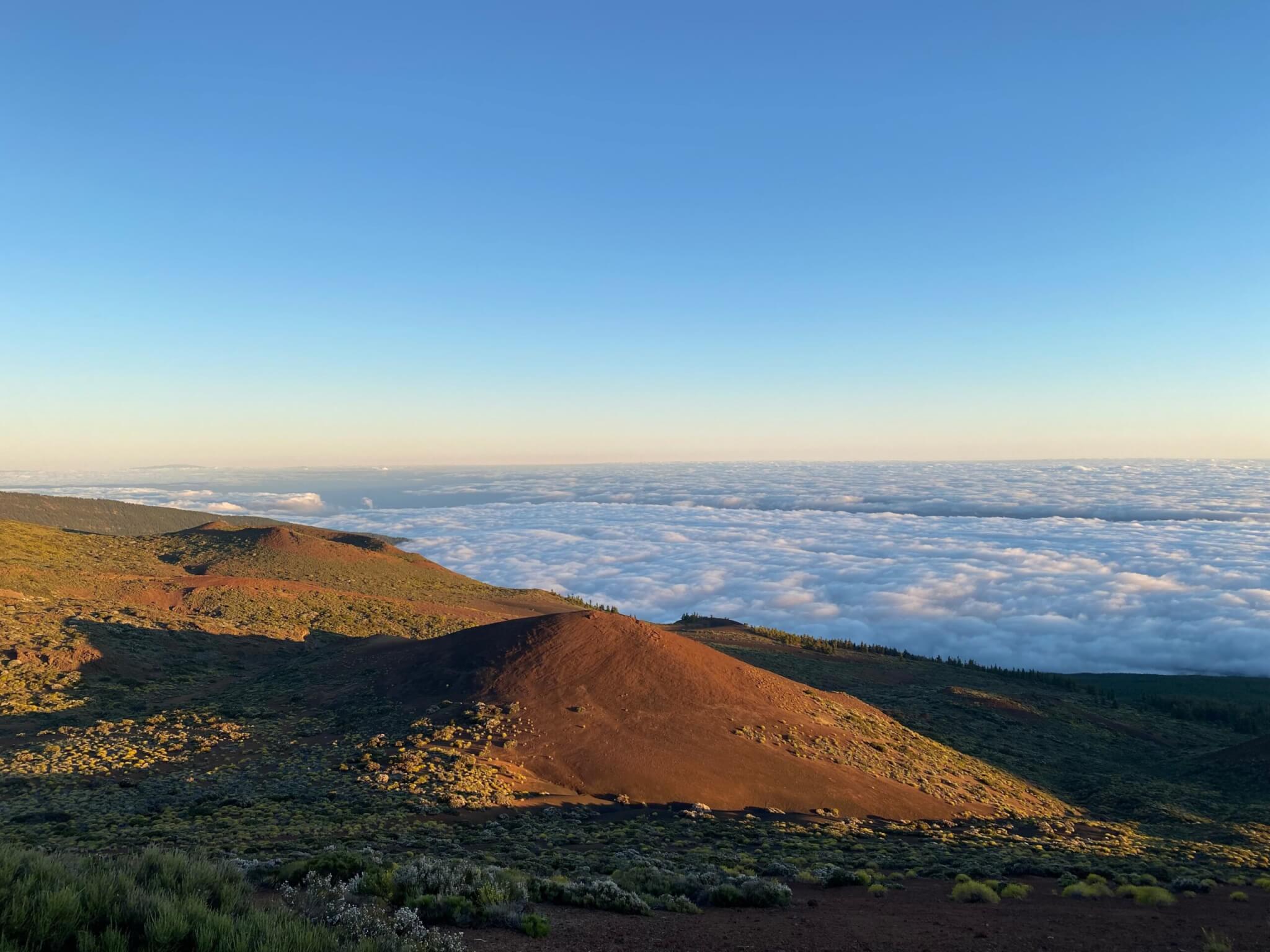 Łatwe szlaki trekkingowe na Teneryfie z widokiem na morze chmur, ocean i wulkan Teide
