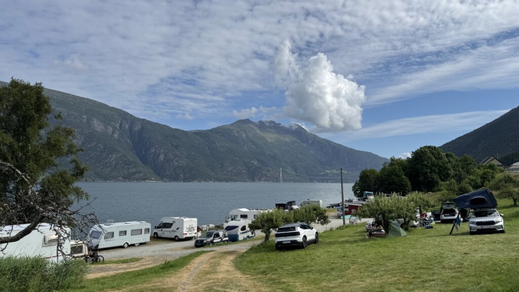 Camping z namiotami i kamperami nad Hardangerfjorden w Kinsarvik