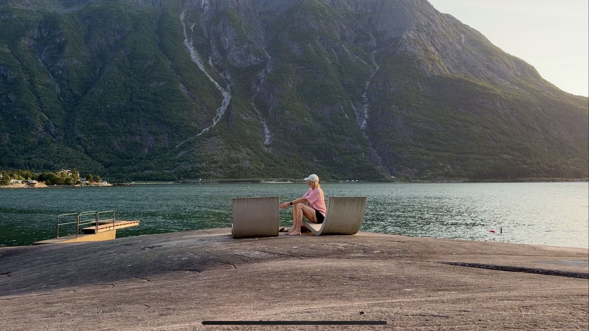 Betonowy leżak na skalistej plaży nad Eidfjord o zachodzie słońca