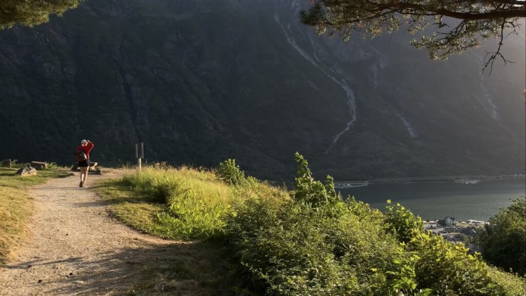 Ścieżka na punkcie widokowym nad Eidfjord w złotym świetle zachodzącego słońca