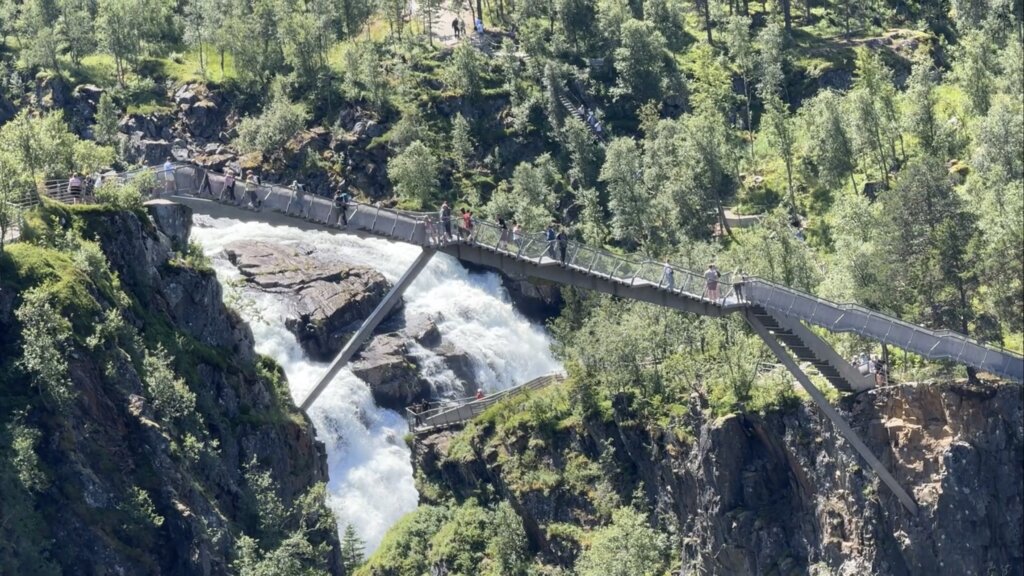 Stalowy most i platformy widokowe nad wodospadem Vøringsfossen w Norwegii