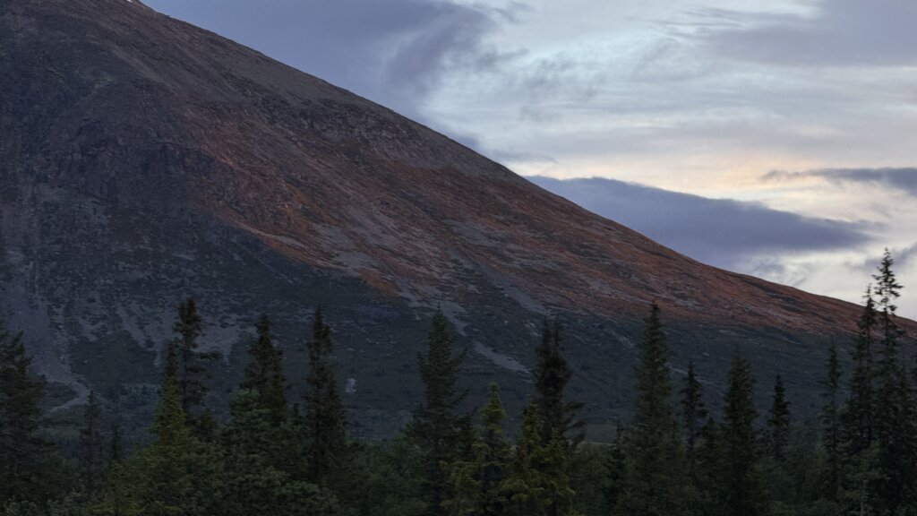 Górskie zbocze o wschodzie słońca w okolicach Hemsedal